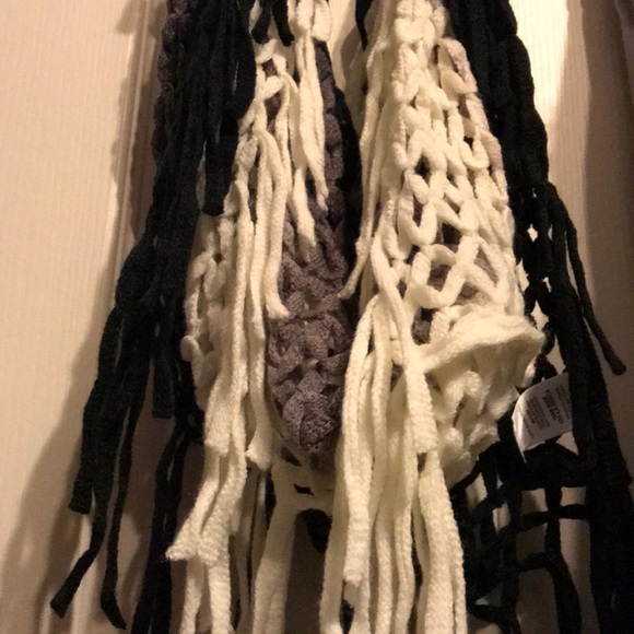 Women’s Open Weave Ombré Infinity Scarf (One Size) - Picture 4 of 5